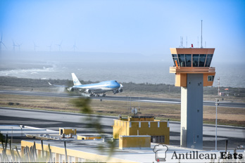 KLM - Boeing 747 landing at Curacao Airport