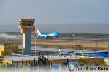KLM - Boeing 747 landing at Curacao Airport